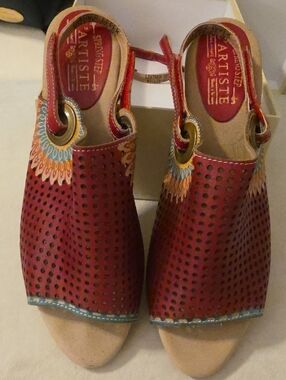 L'ARTISTE Sz 9 Red Perforated Leather Slingback Wedges W/Sunburst B#6